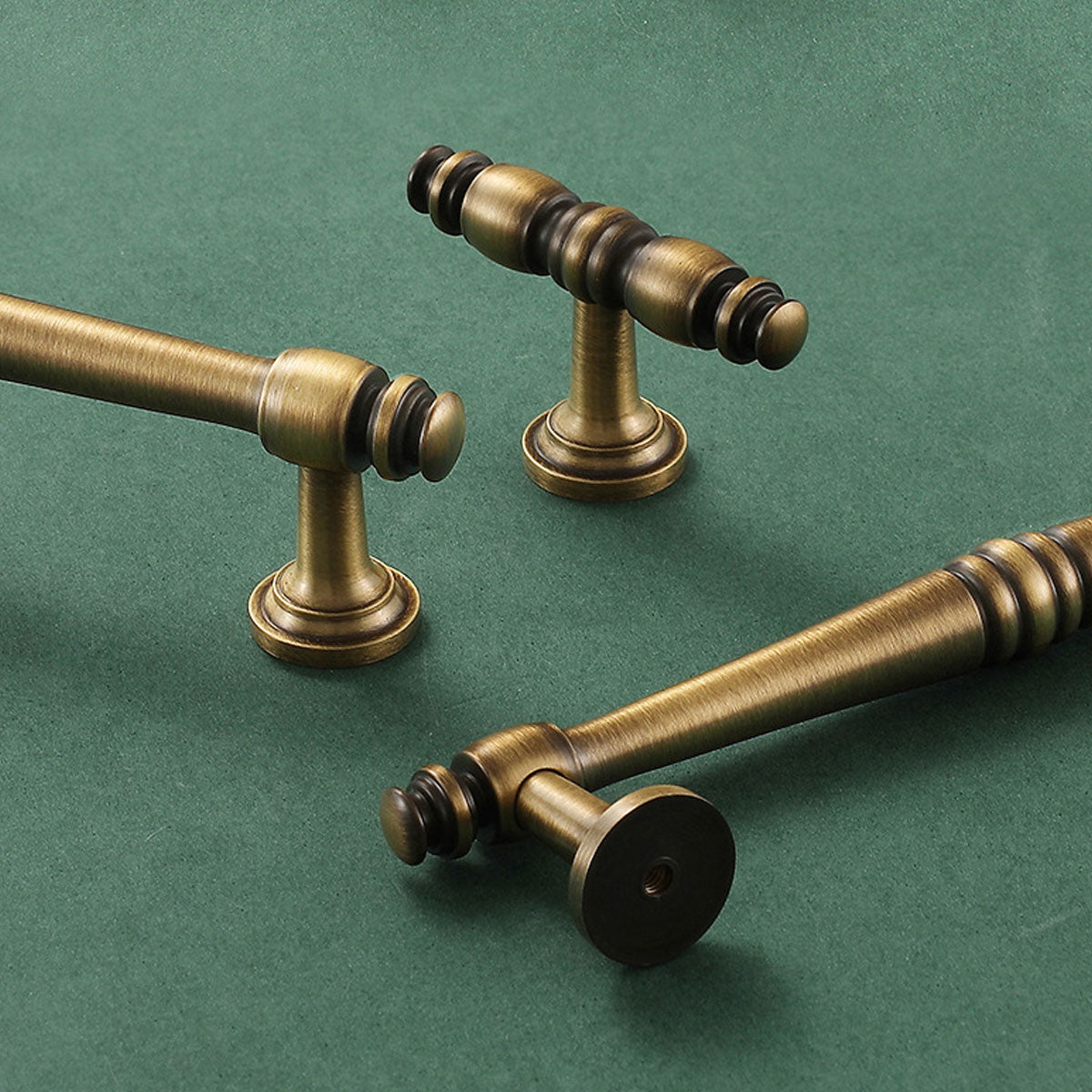 Antique Brass Handle with Single or 96–192mm Centers