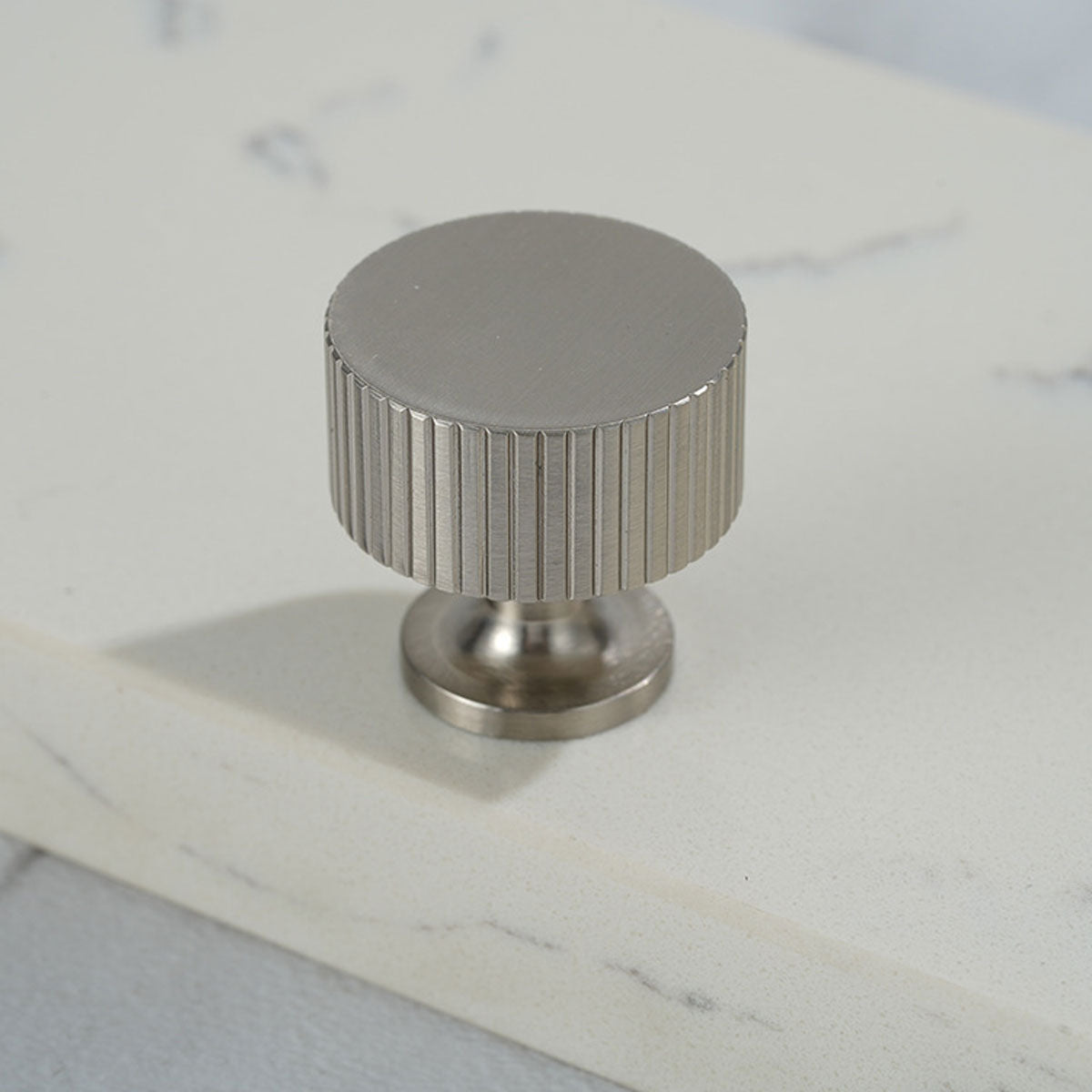 Vertical Grain Metal Cabinet Handles with Multiple Sizes